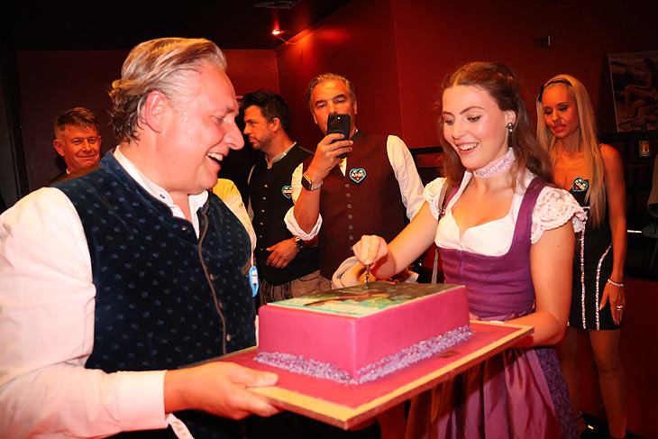 Anschnitt einer Torte mit dem Covermotiv durch das neue Wiesnplaymate Vroni Sbrizzai im P1 (&copy;Foto: Martin Schmitz)